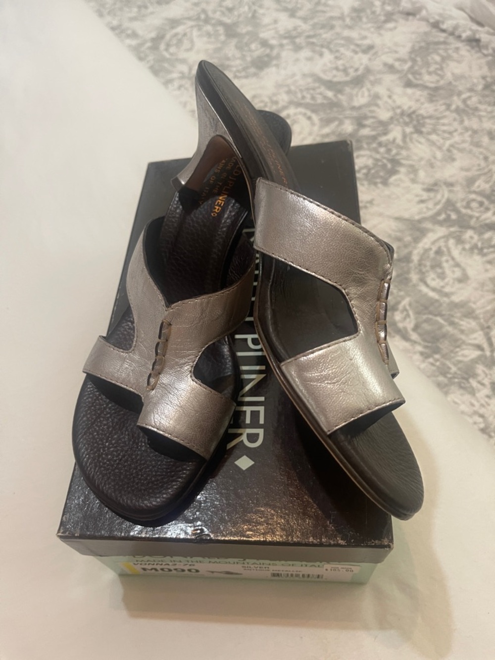 Donald j pliner vonna 2 silver kitten heel sandals euc 9 m